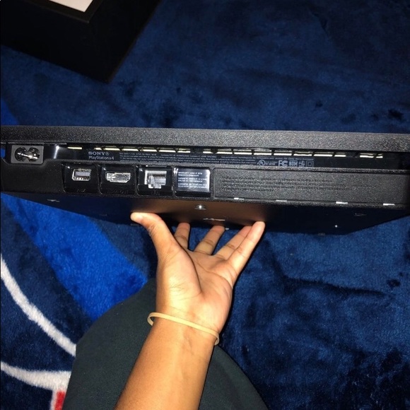 Ps4 console / remote ! - Picture 4 of 4